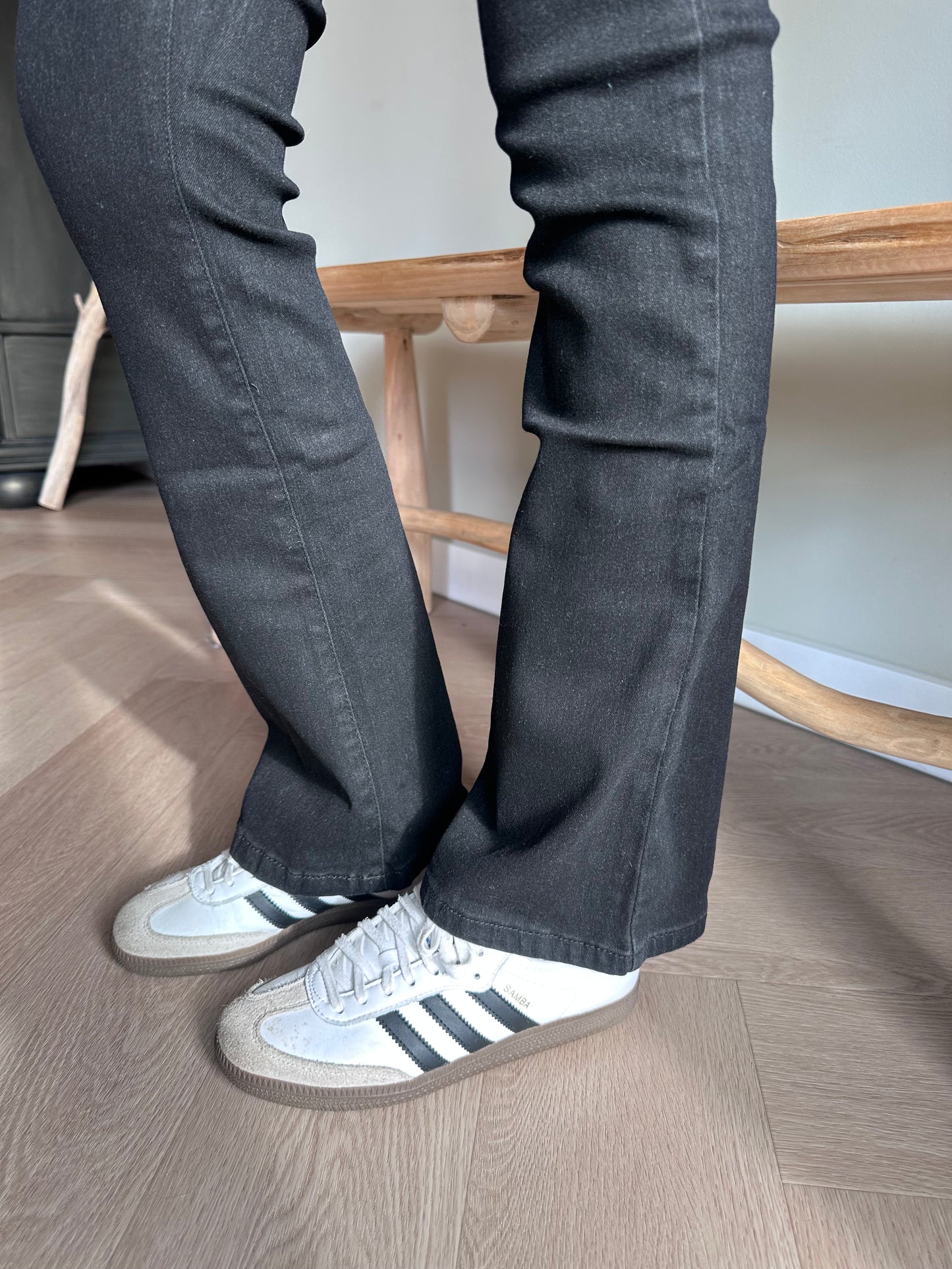 Zwarte Broek met Flared Pijpen & Glinsterende Steentjes