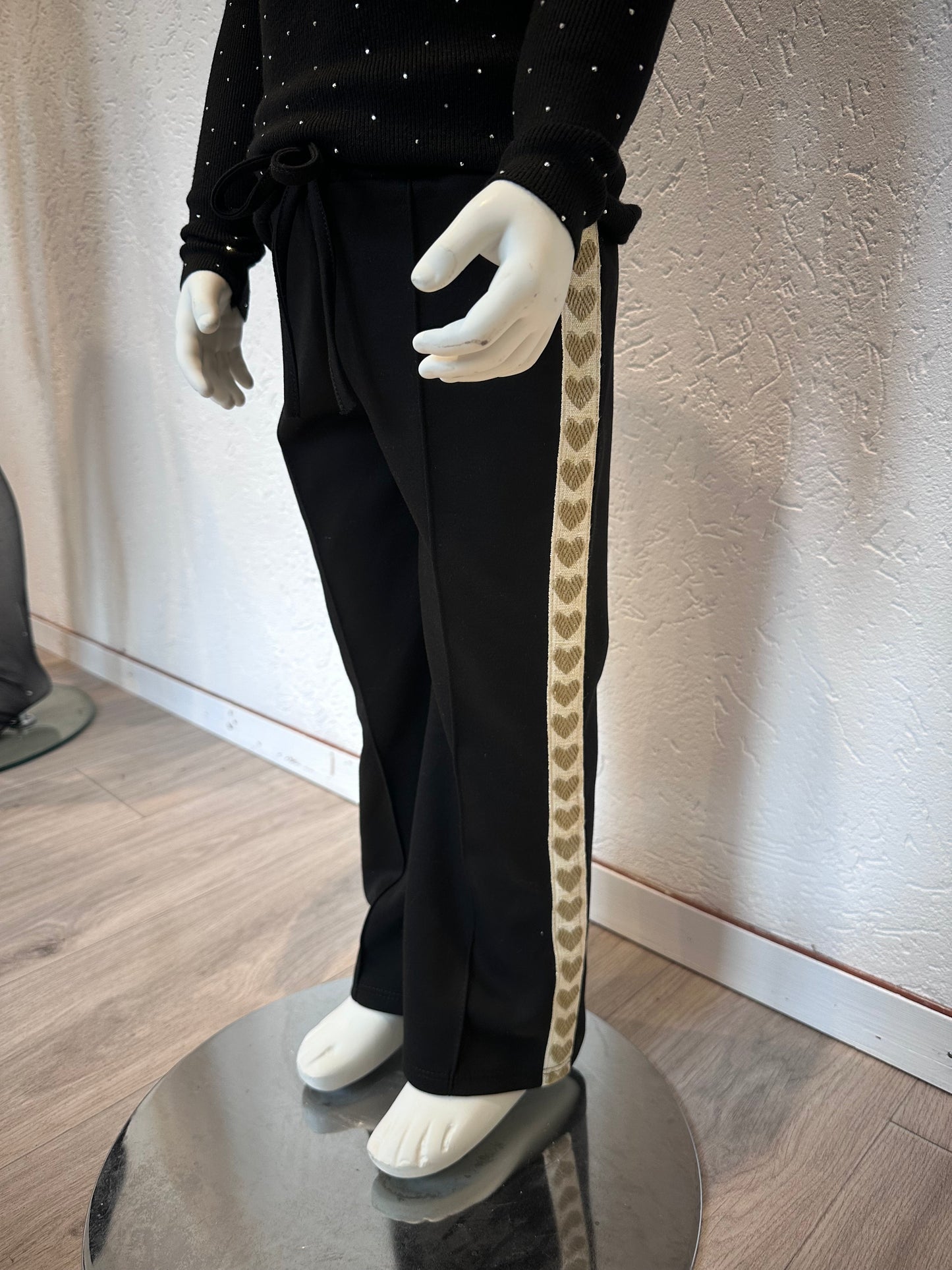 Zwarte jogger met hartjes