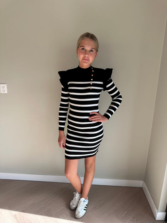 Zwart-wit gestreepte jurk met ruffle en goudkleurige details
