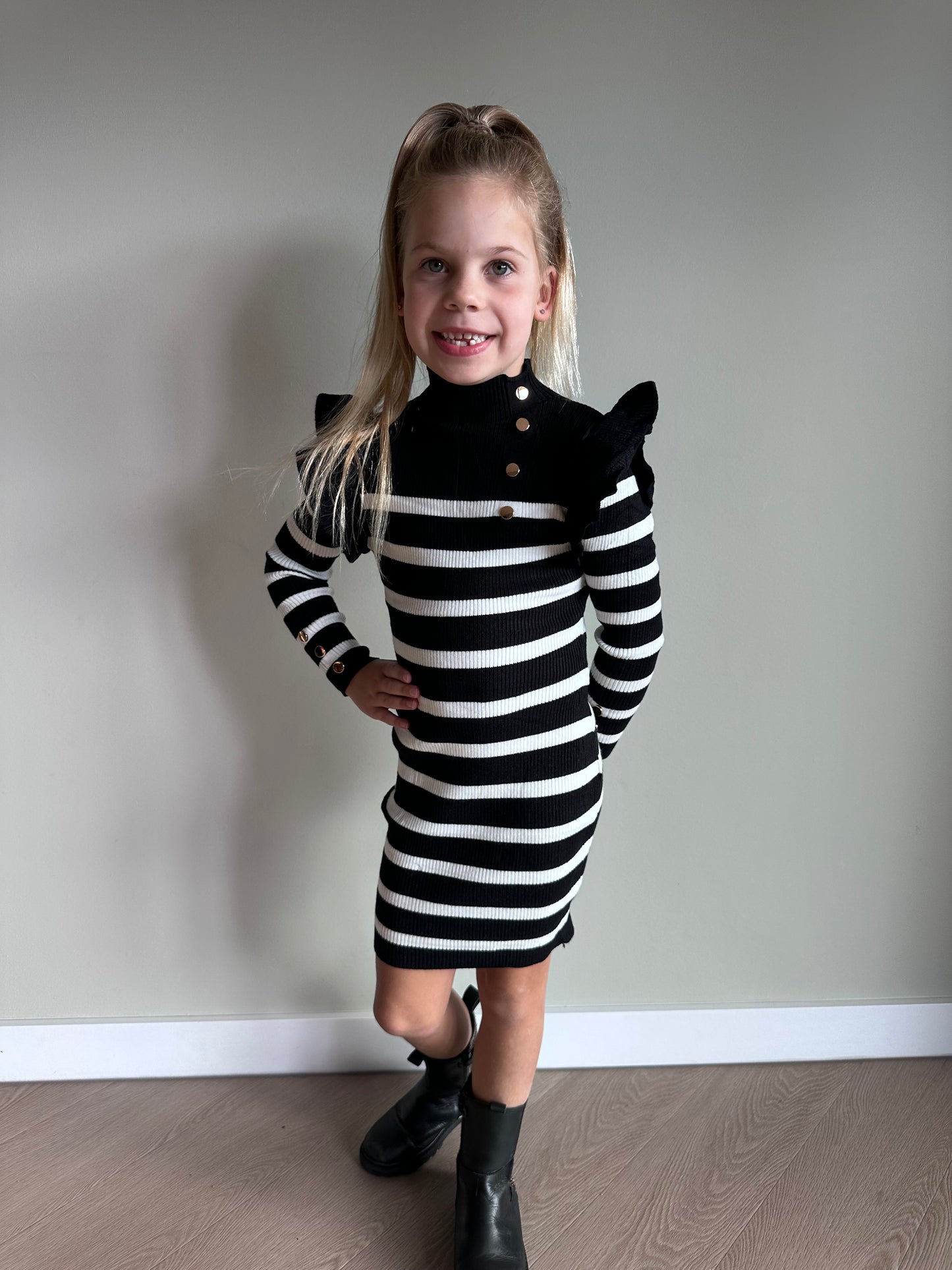 Zwart-wit gestreepte jurk met ruffle en goudkleurige details