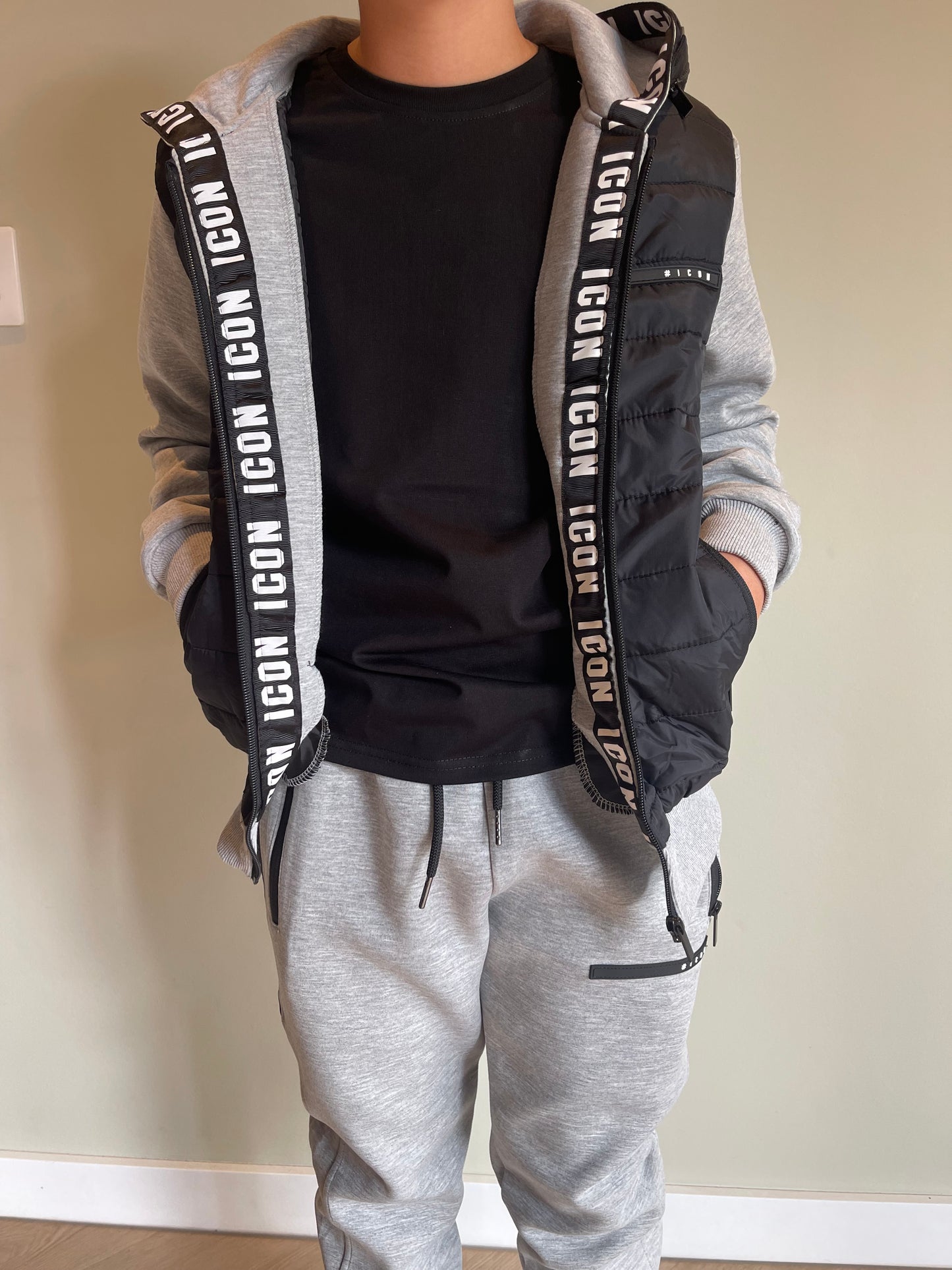 Icon Joggingpak in het grijs en zwart