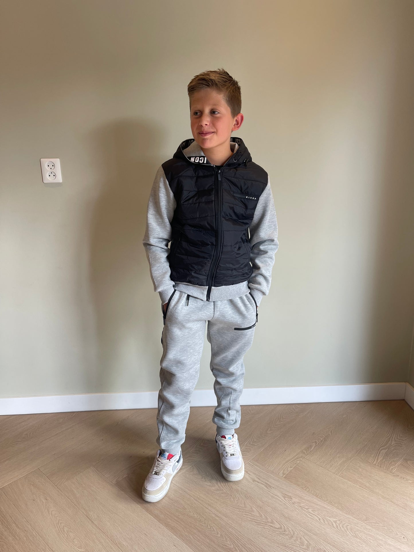 Icon Joggingpak in het grijs en zwart