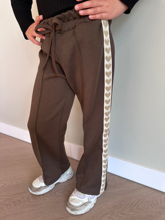 Bruine jogger met hartjes