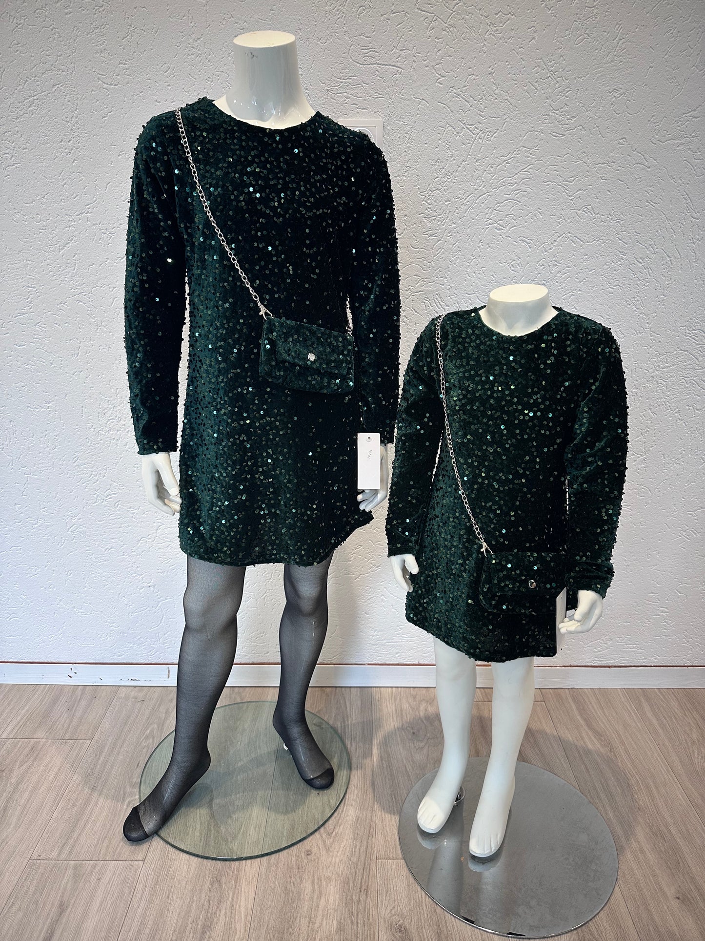 Groene paillettenjurkje met bijpassend tasje